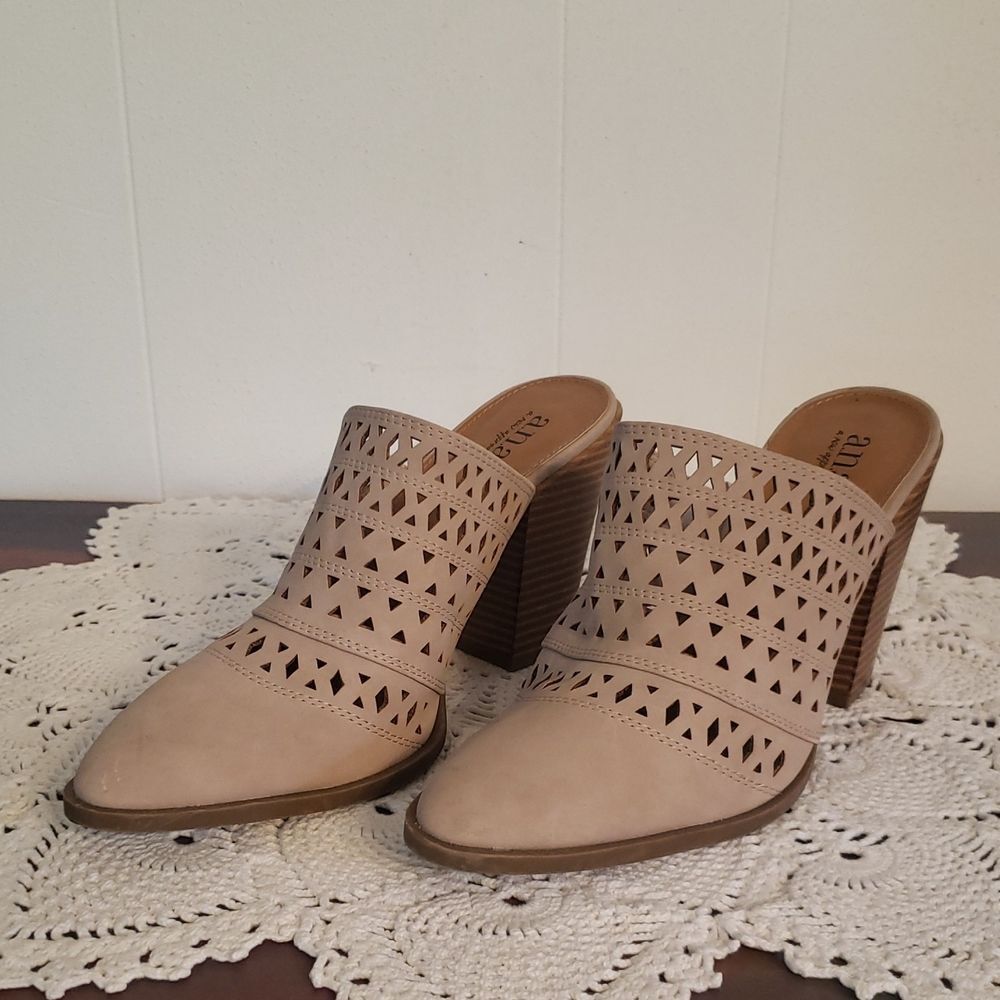 a.n.a. Hiro Beige Pumps Mules w/ Block Heel Sz 8